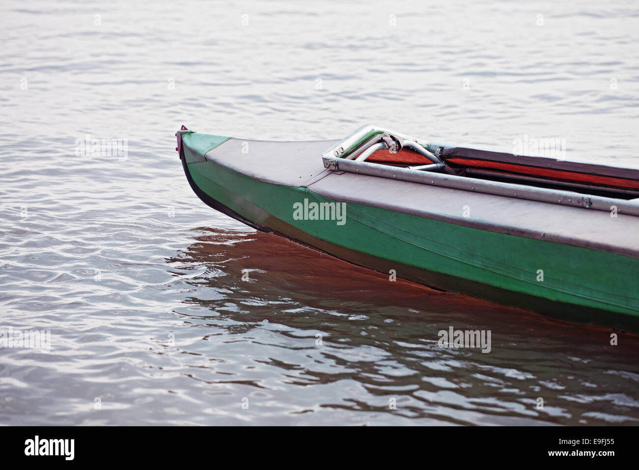 Canoa en quietas aguas de un lago Foto de stock