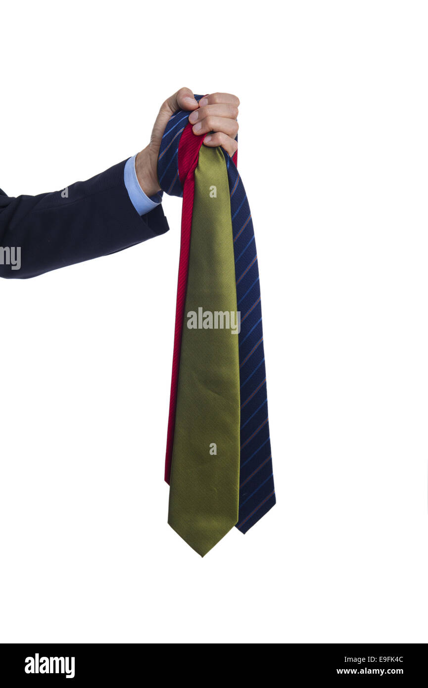 Mann hält verschiedene Krawatten Foto de stock