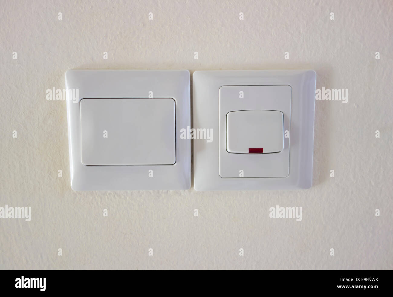 Dos interruptores de luz en la posición Off (Apagado) en la pared  Fotografía de stock - Alamy