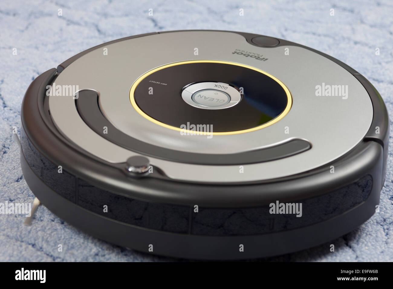 Tambov, Rusia - Enero 26, 2014 iRobot Roomba 630 robot de limpieza aspirador  en la alfombra azul. Foto de estudio Fotografía de stock - Alamy