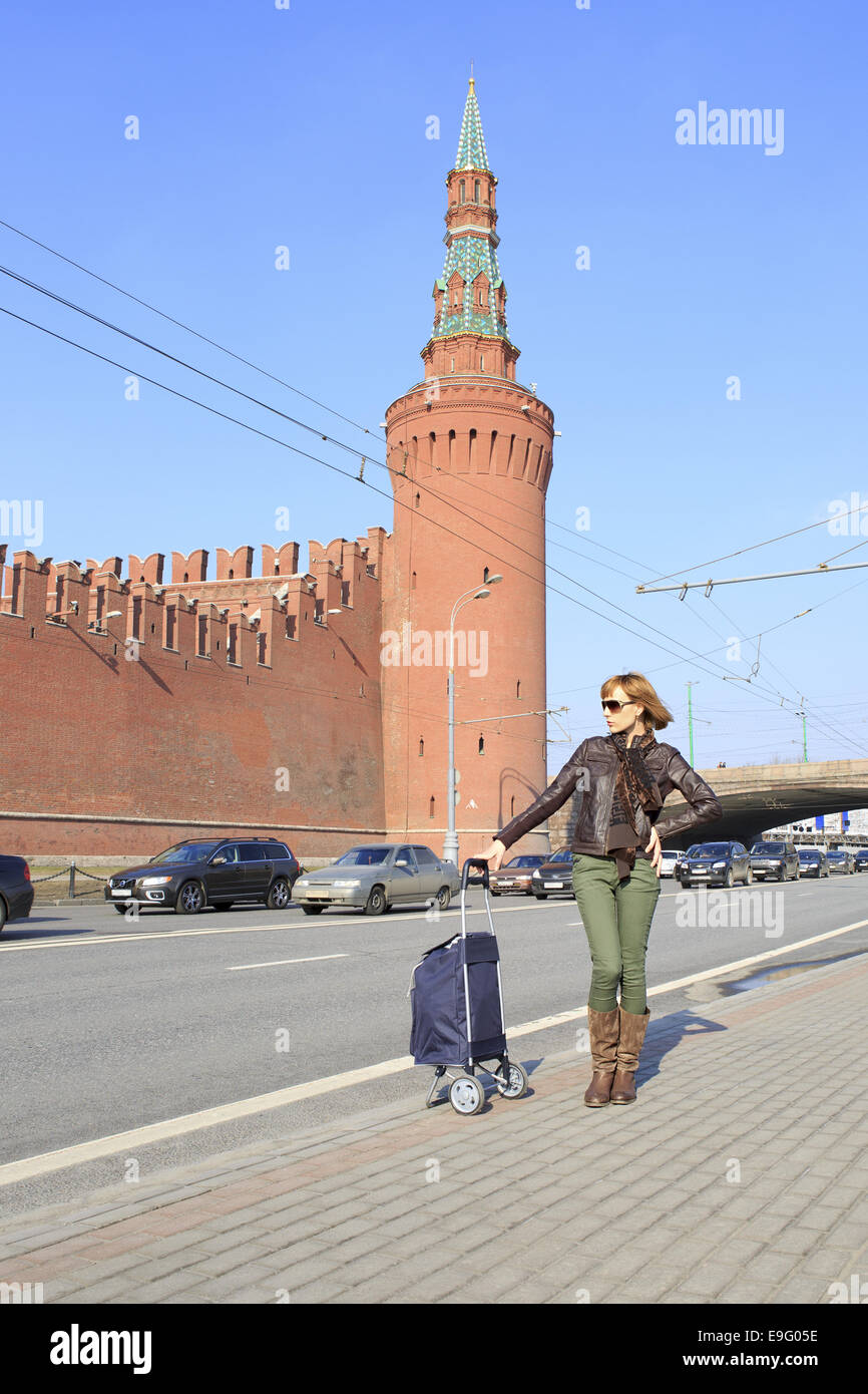 Hermosa niña llegó a conquistar Moscú. Foto de stock