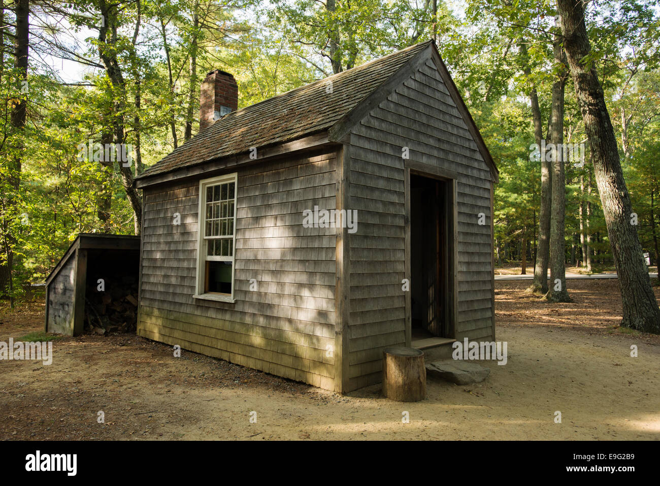 Réplica de la casa de Henry David Thoreau Walden Pond State Reservation Concord MA Massachusetts Foto de stock