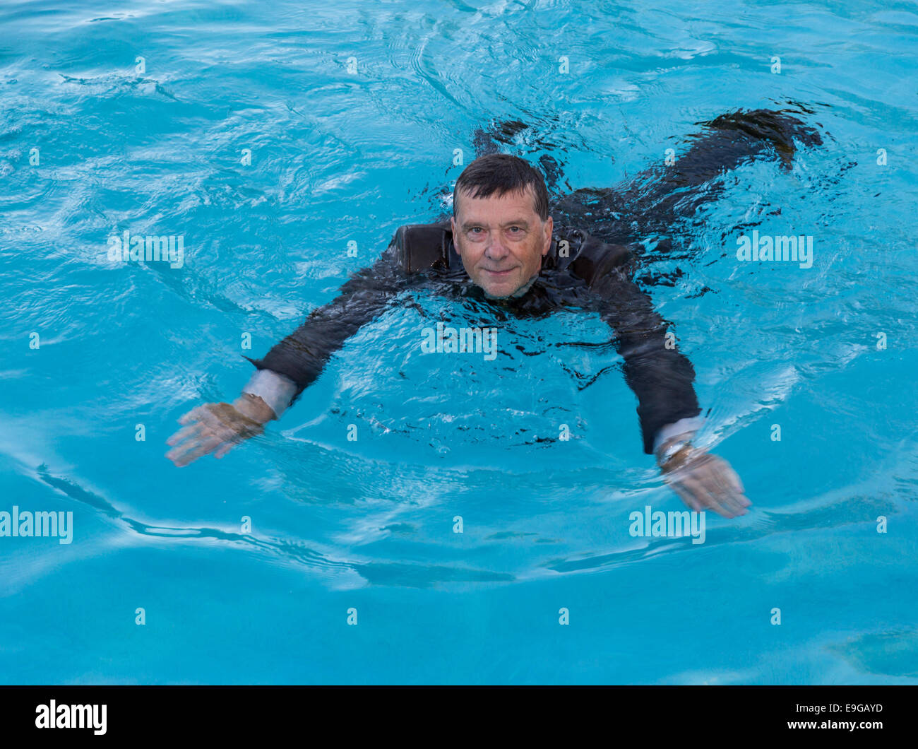 Hombre de negocios senior en aguas profundas en traje Foto de stock