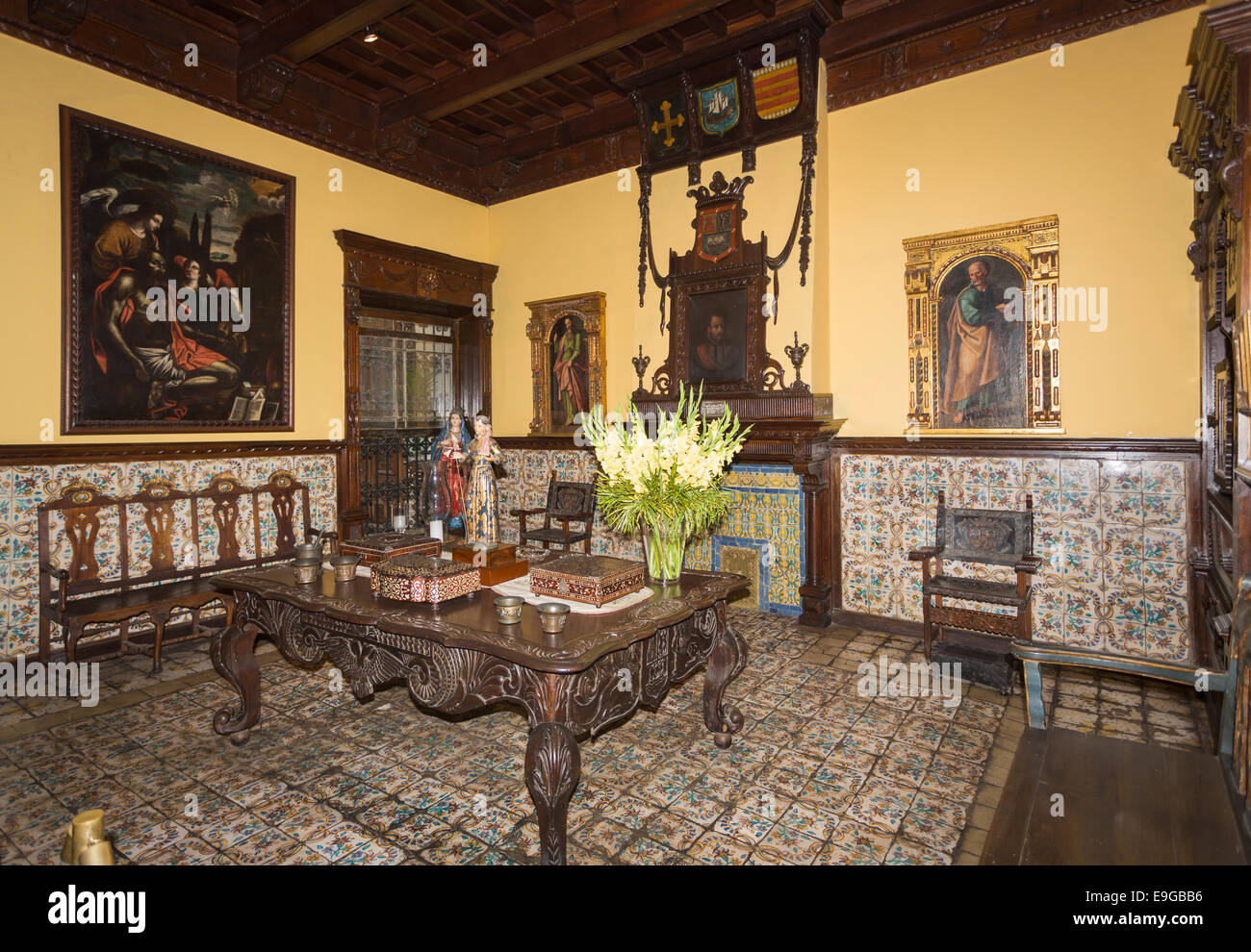 Habitación de azulejos con mesa de comedor de madera y pinturas en la  histórica casa colonial, Casa Solariega de Aliaga, Lima, Perú, la casa de  Francisco Pizarro Fotografía de stock - Alamy