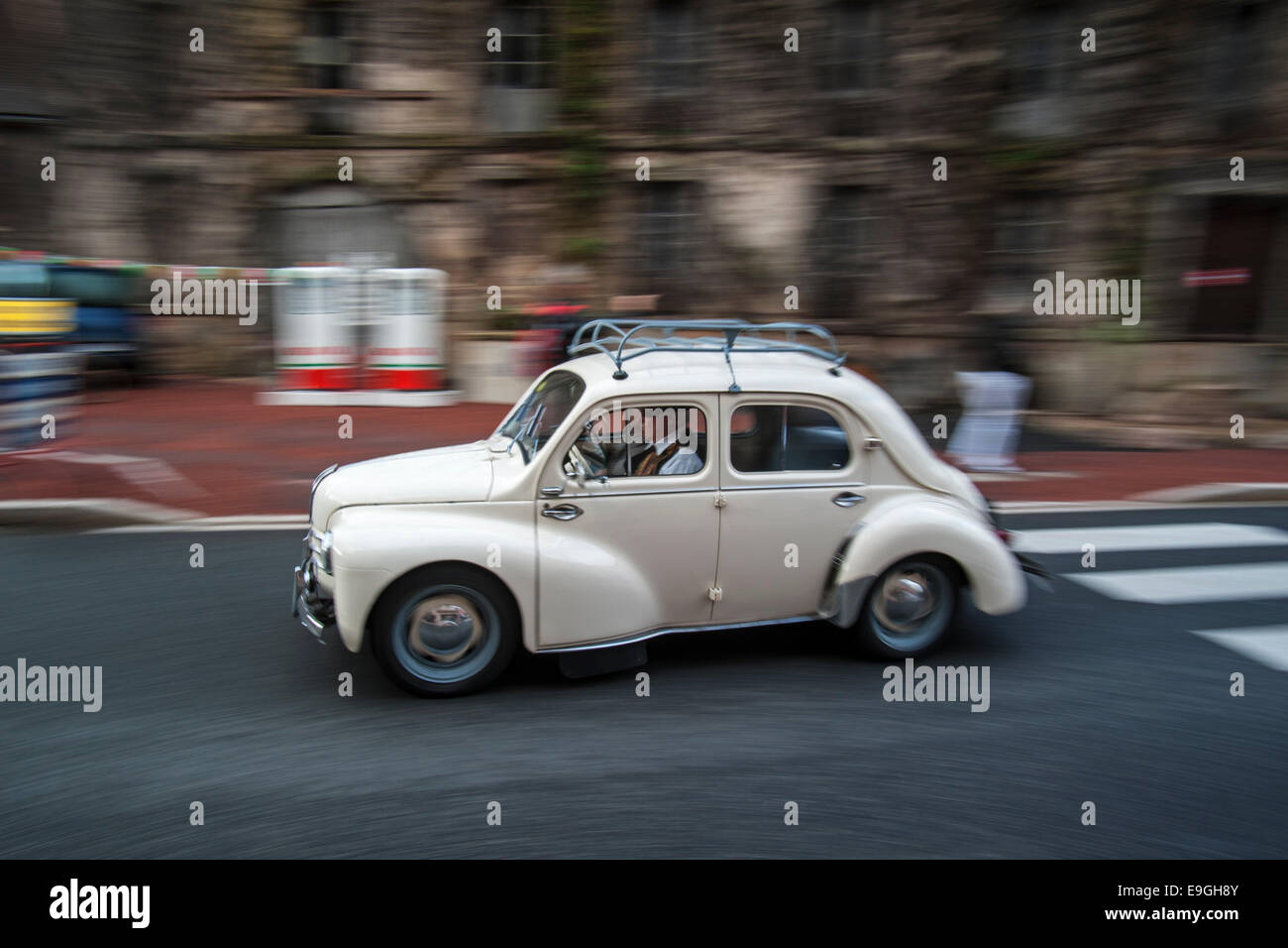 Classic Car Renault 4CV durante el Embouteillage de la Ruta Nacional 7, pasando por los antiguos vehículos en Lapalisse, Francia Foto de stock