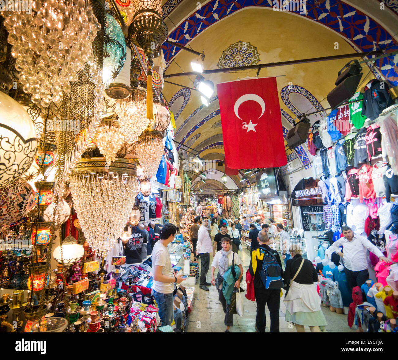 Las personas compras en el Gran Bazar de Estambul Foto de stock