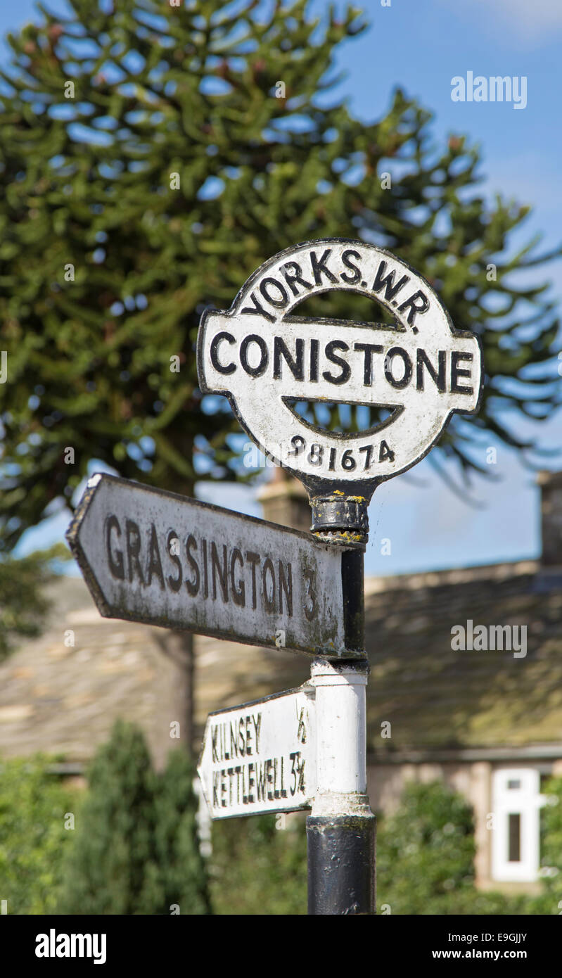 Señal de carretera en Conistone original en Yorkshire Dales National Park, North Yorkshire, Inglaterra, Reino Unido. Foto de stock