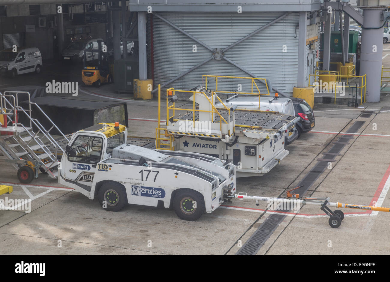 Los vehículos de mantenimiento de aviones en el aeropuerto. Foto de stock