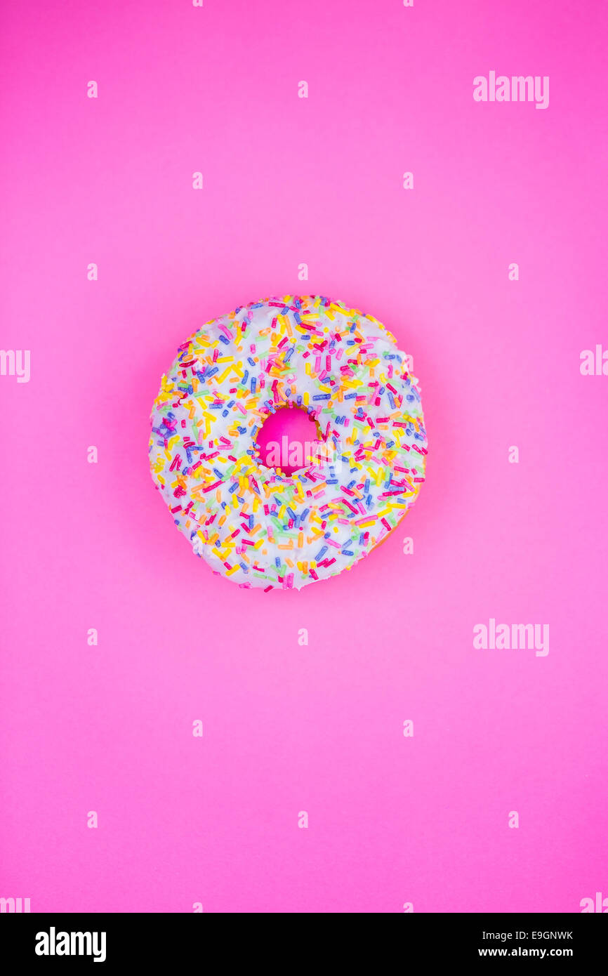 Donut sobre fondo de color rosa Foto de stock