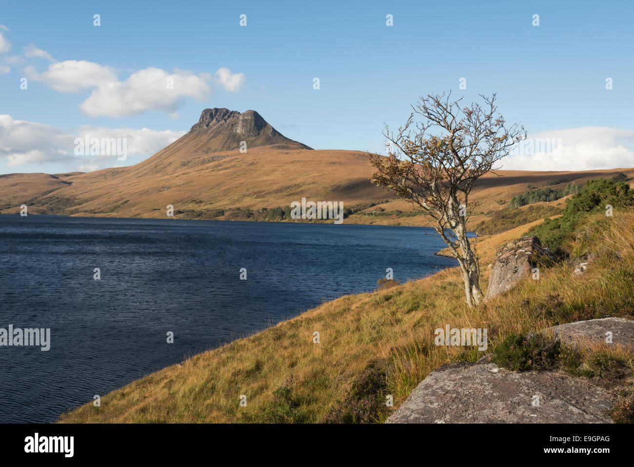 Stac Pollaidh y Loch Lurgainn, Coigach, Assynt, noroeste de Escocia Foto de stock