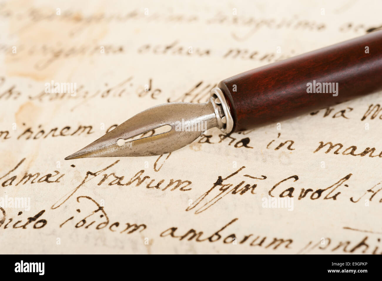 Dip de tinta viejo pluma en escritura antigua Fotografía de stock - Alamy
