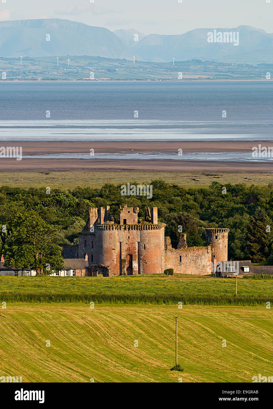 Caerlaverock Castle mostrada dentro del paisaje que la rodea, dándole su posición al lado del estuario Solway en Dumfries y Galloway Foto de stock