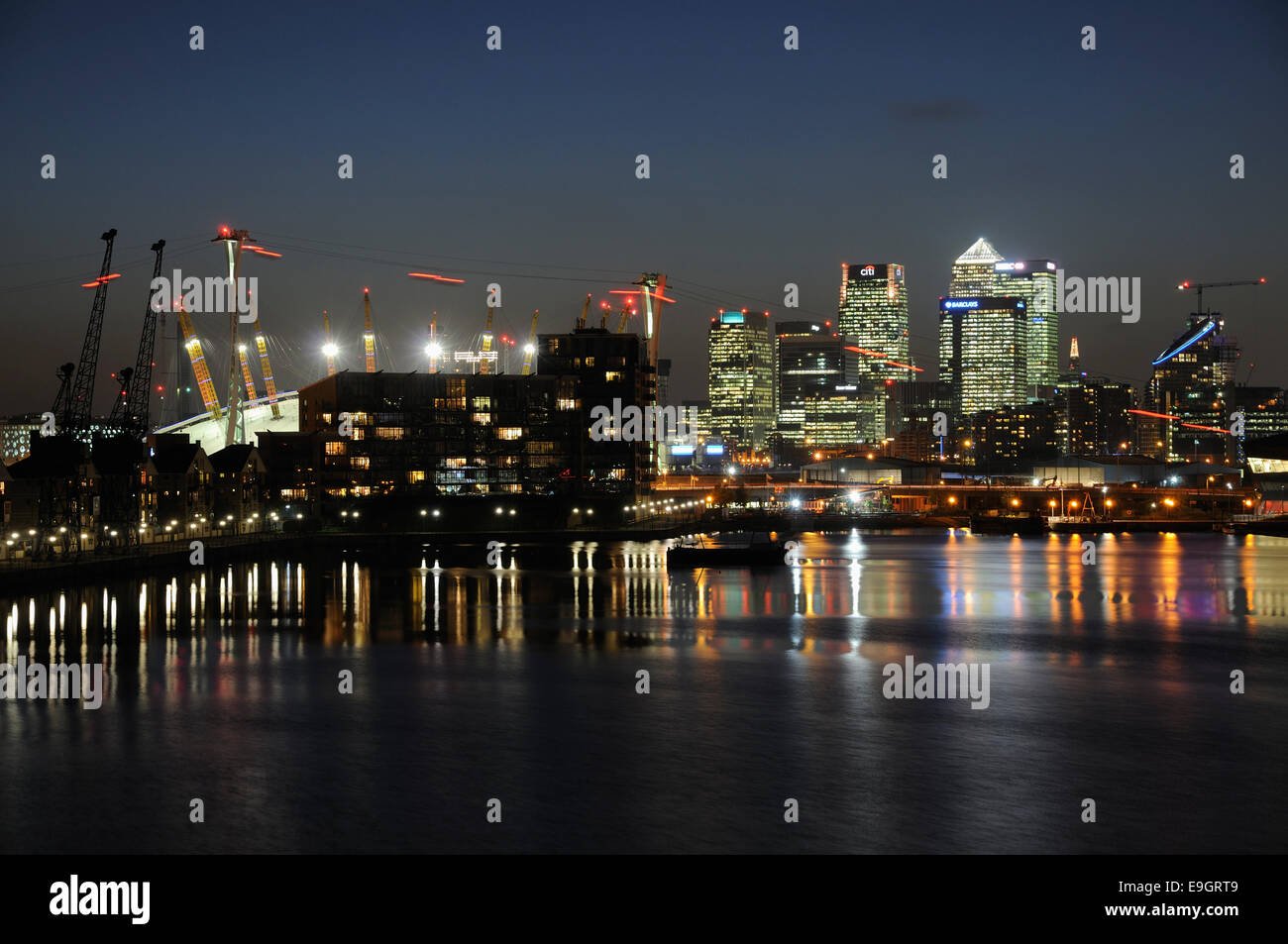 En la noche los Docklands de Londres, Gran Bretaña. Foto de stock