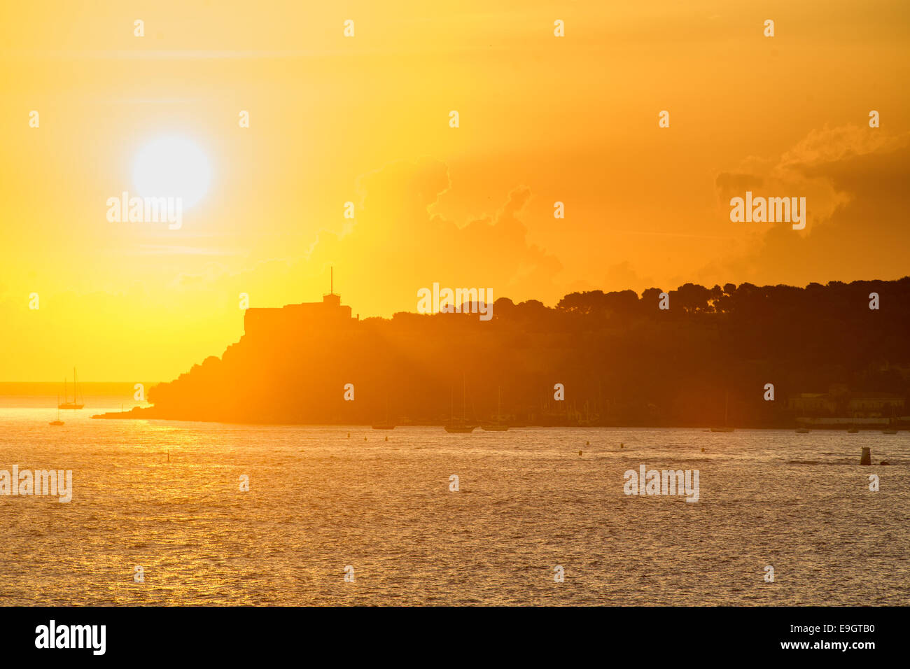 Amanecer sobre el Mar Mediterráneo en Cannes, Francia Foto de stock