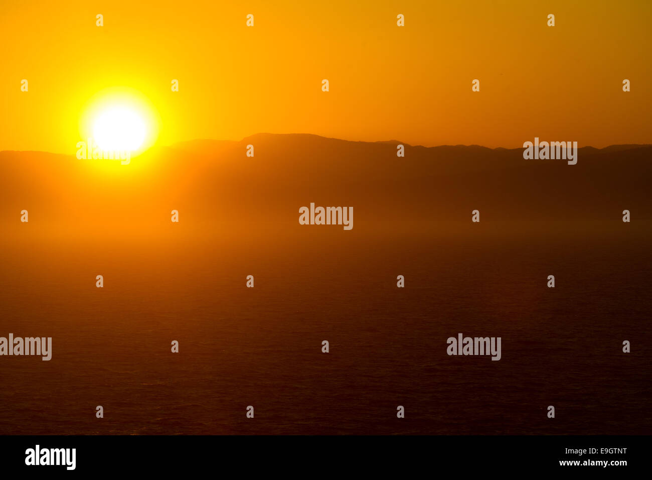Puesta de sol sobre el Mar Mediterráneo cerca de Cannes, Francia Foto de stock