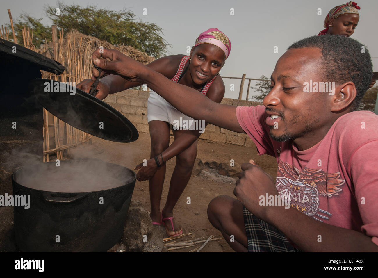 Los miembros de la comunidad religiosa Rabelados preparando una comida, cerca de Tarrafal, Santiago, Cabo Verde Foto de stock