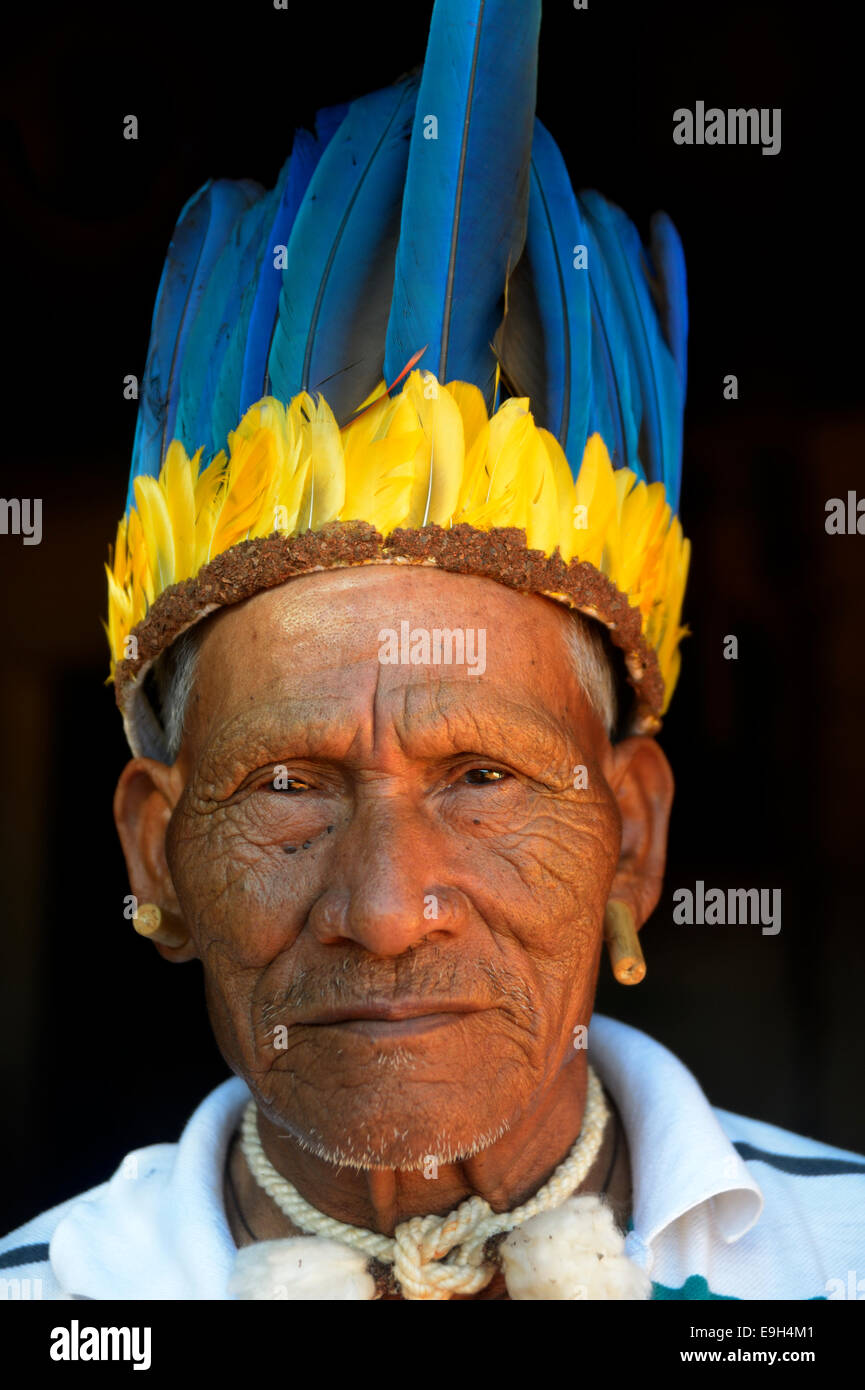 El Cacique del pueblo Xavante, tribu indígena, con el sombrero de un jefe, Primavera do Leste, Mato Grosso, Brasil Foto de stock