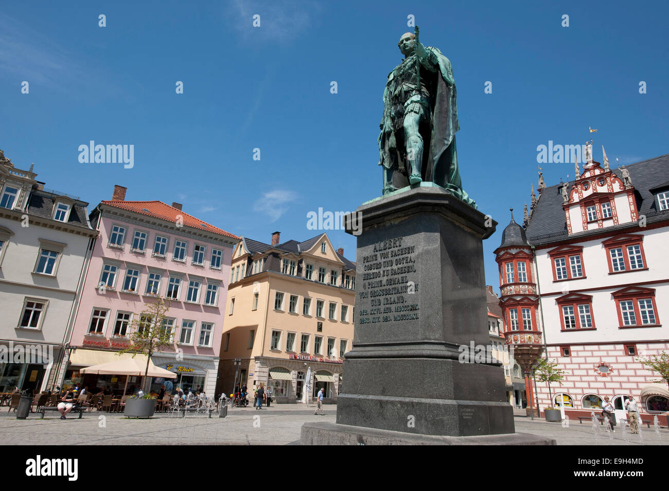 Mercado con Prince Albert Memorial, monumento a Alberto de Sajonia-coburgo y Gotha, con el Coburg Stadthaus ayuntamiento en la Foto de stock