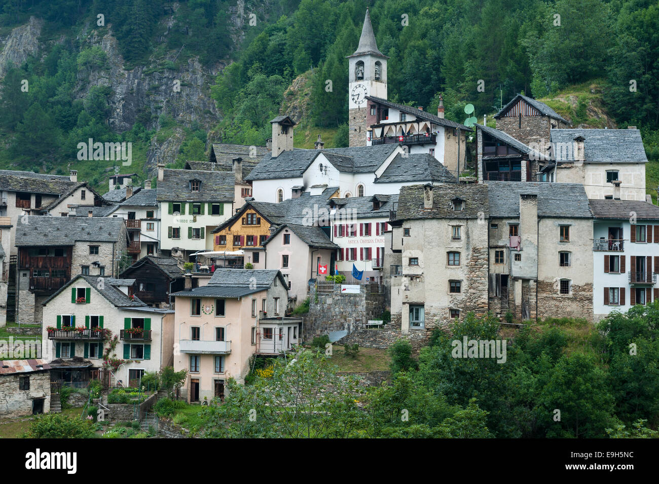Aldea de montaña de Fusio en el valle de Val Lavizzara, Cantón del Tesino, Suiza Foto de stock