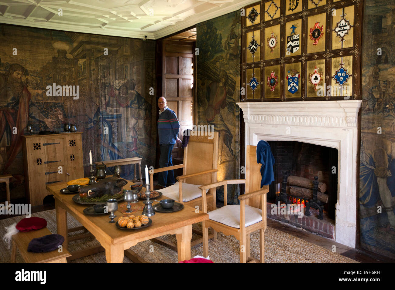 Reino Unido, Inglaterra, Wiltshire, Avebury Manor, comedor de estilo Tudor, con reproducciones de tapices Foto de stock