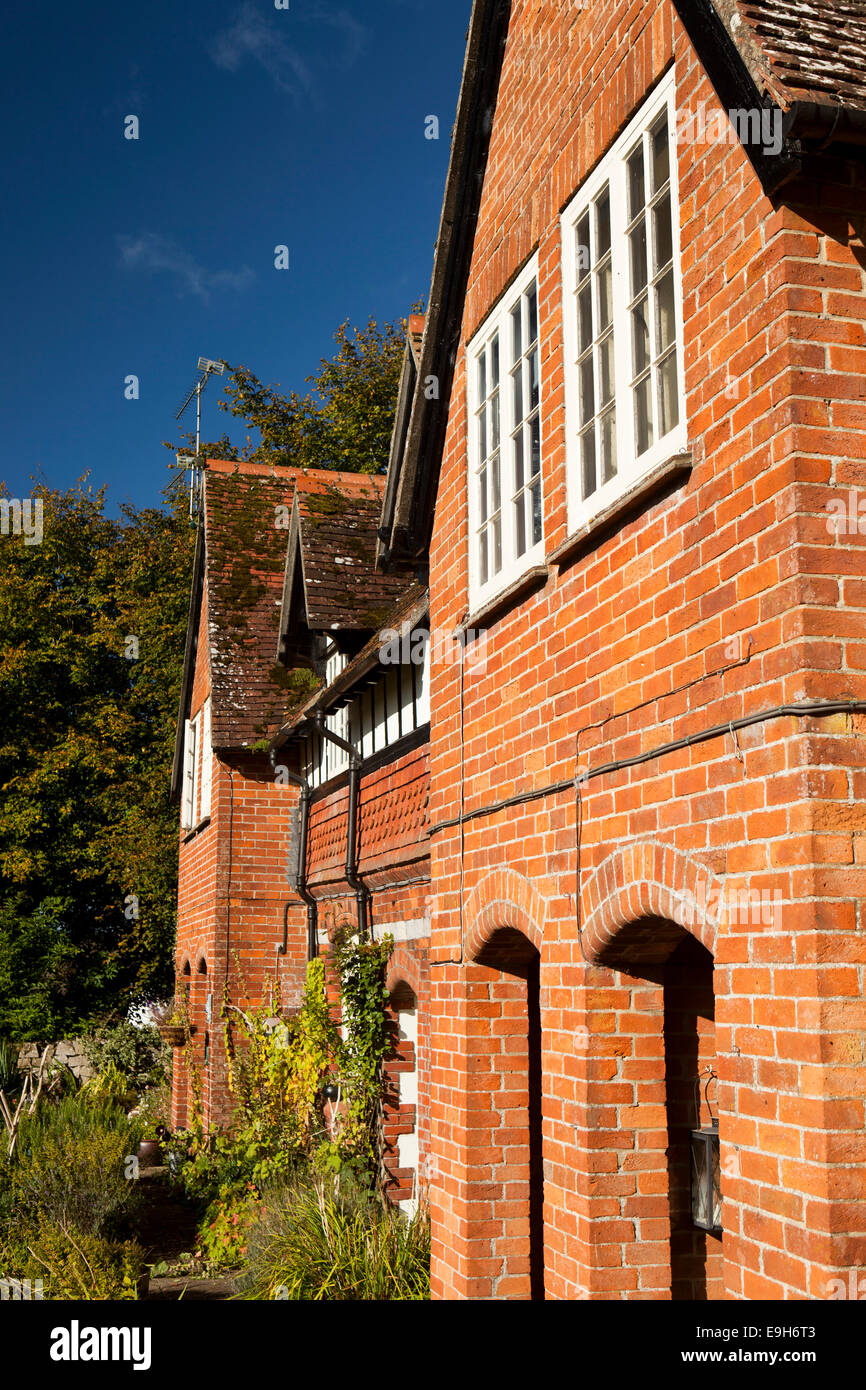Reino Unido, Inglaterra, Wiltshire, Avebury , casas de ladrillo, parte del National Trust Manor Estate Foto de stock