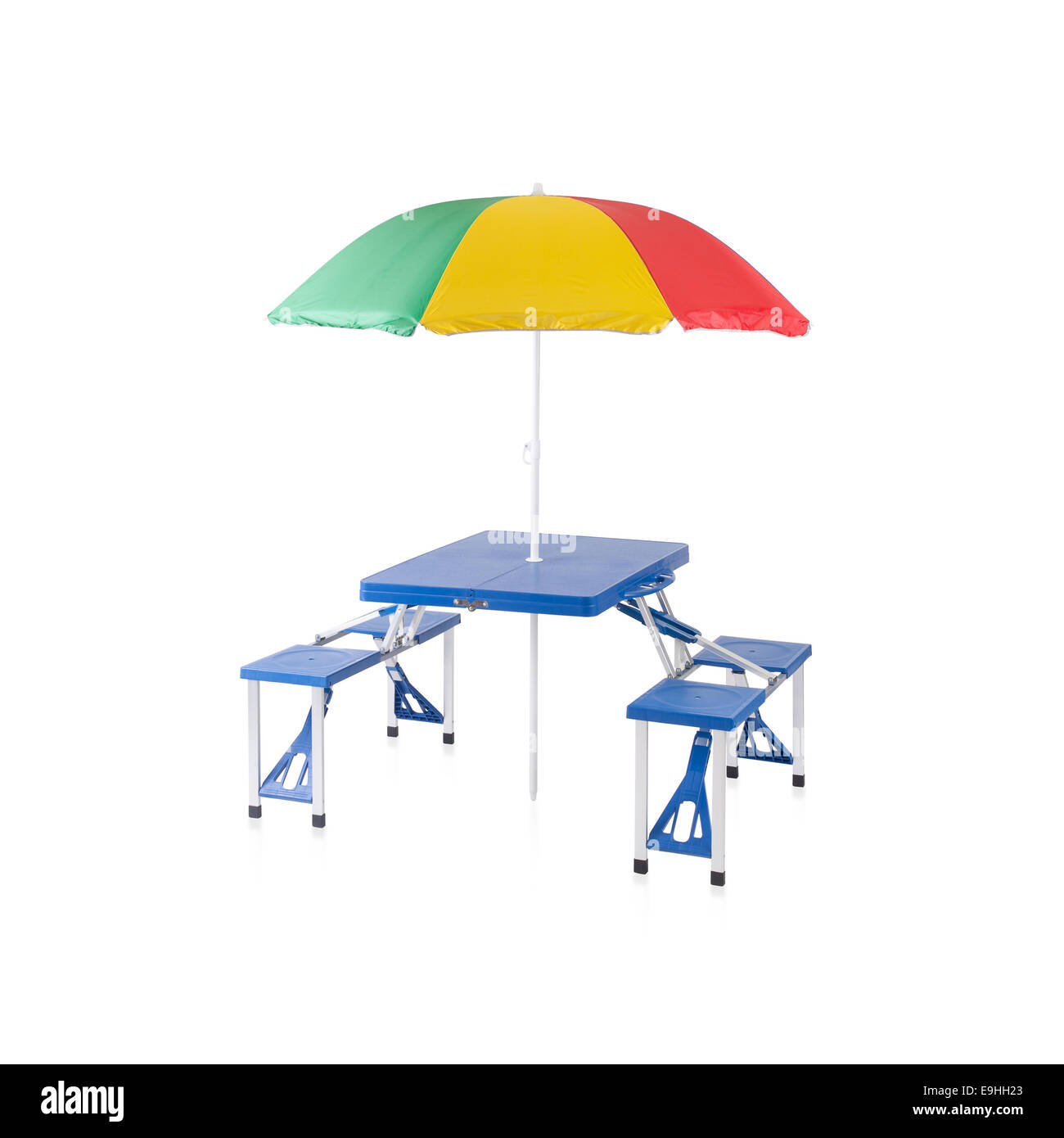 Y portátil capaz de plegado mesa de picnic con sombrilla aislado en blanco Foto de stock