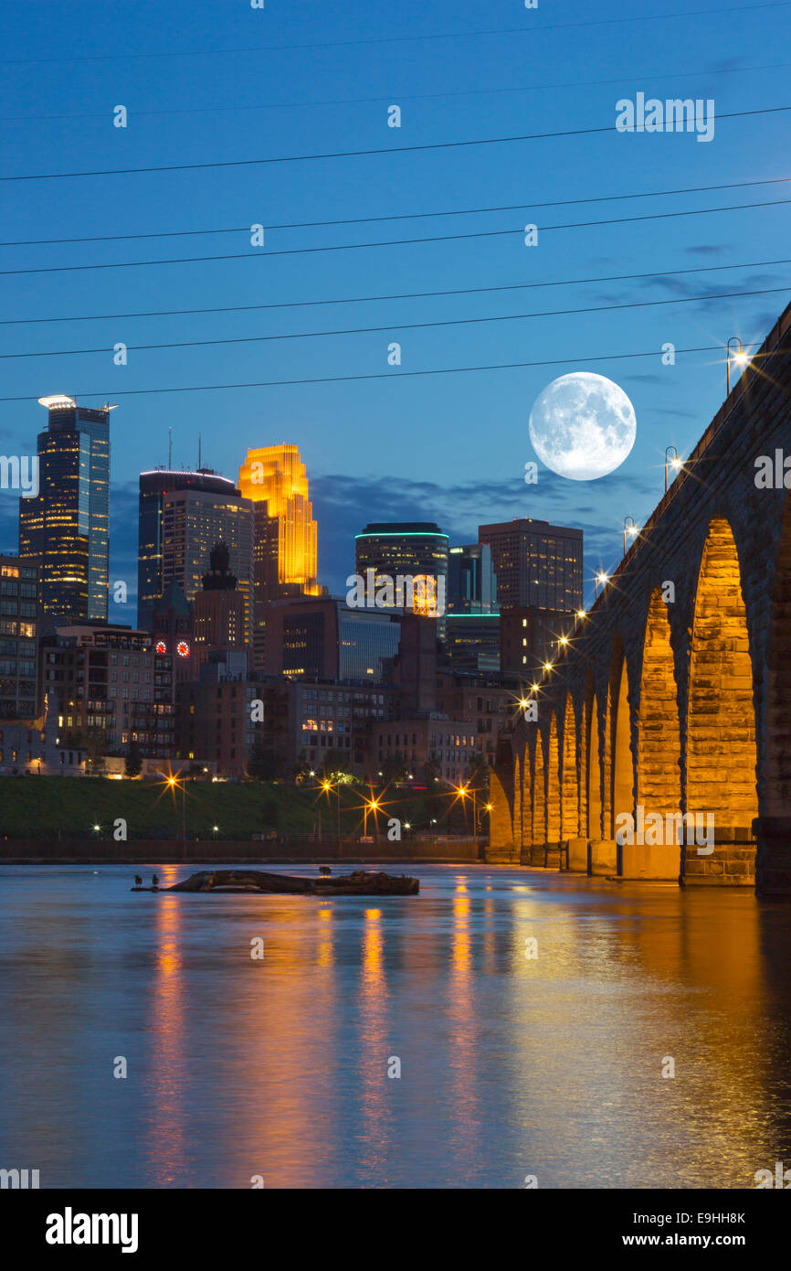 Puente en arco de piedra de río Mississippi de Minneapolis, Minnesota, EE.UU. Foto de stock