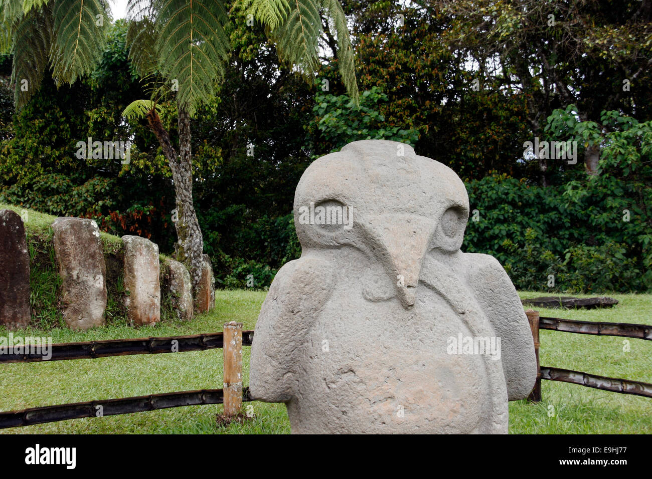 Una estatua en el Parque Arqueológico de San Agustín, en la provincia de Huila de Colombia Foto de stock