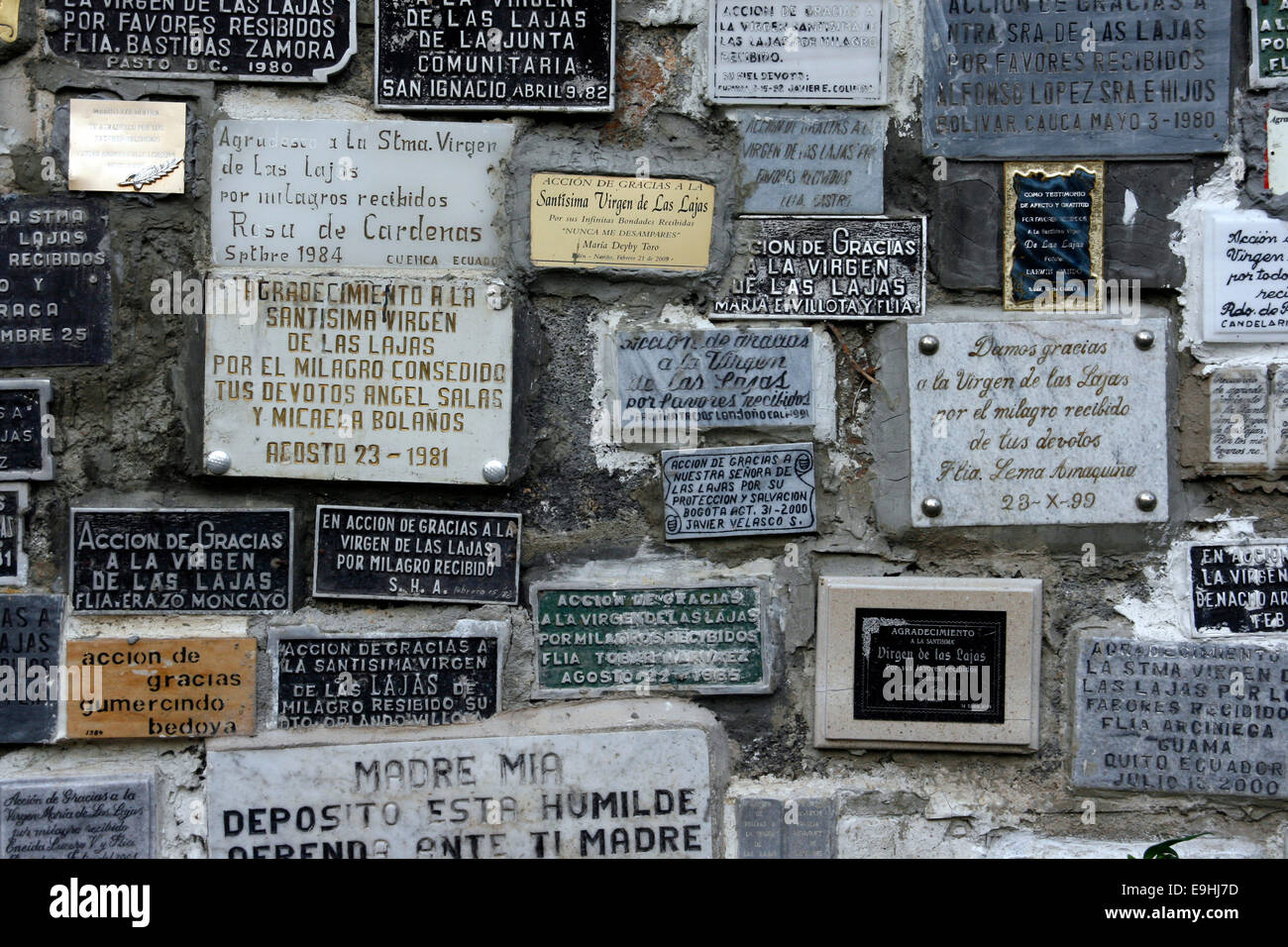 Placas en la pared de Las Lajas santuario en el sur de Colombia Foto de stock