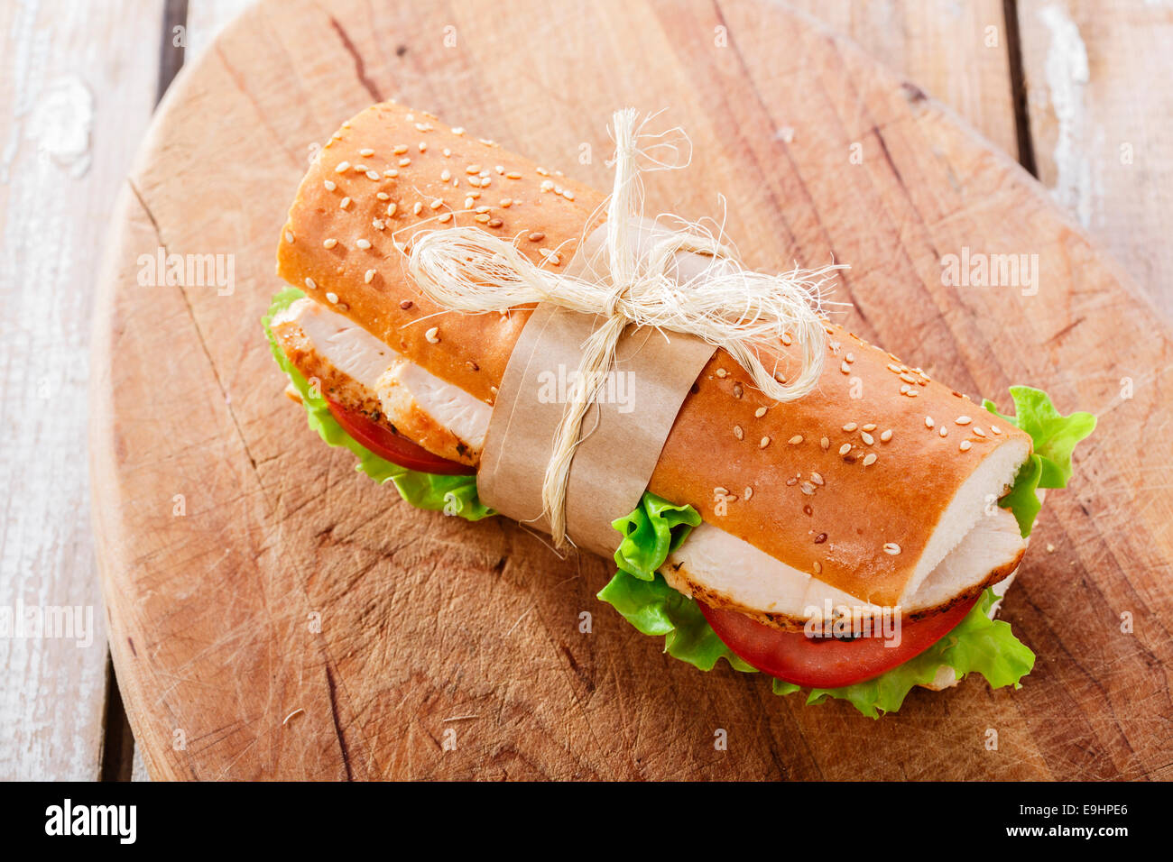 Baguette con pollo asado y tomates Fotografía de stock - Alamy