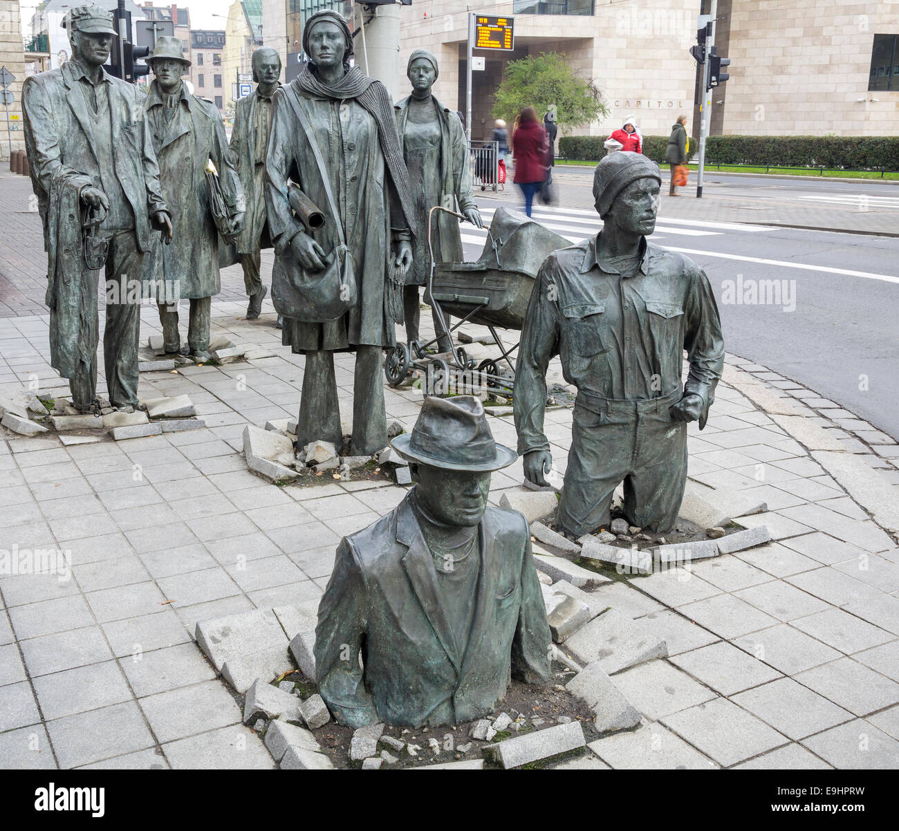 Monumento a los peatones anónimos por Jerzy Kalina, Wroclaw, Polonia Foto de stock