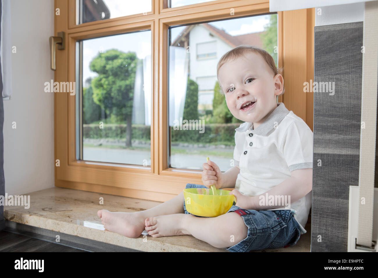 Un muchacho de 1,5 años en la cocina Foto de stock