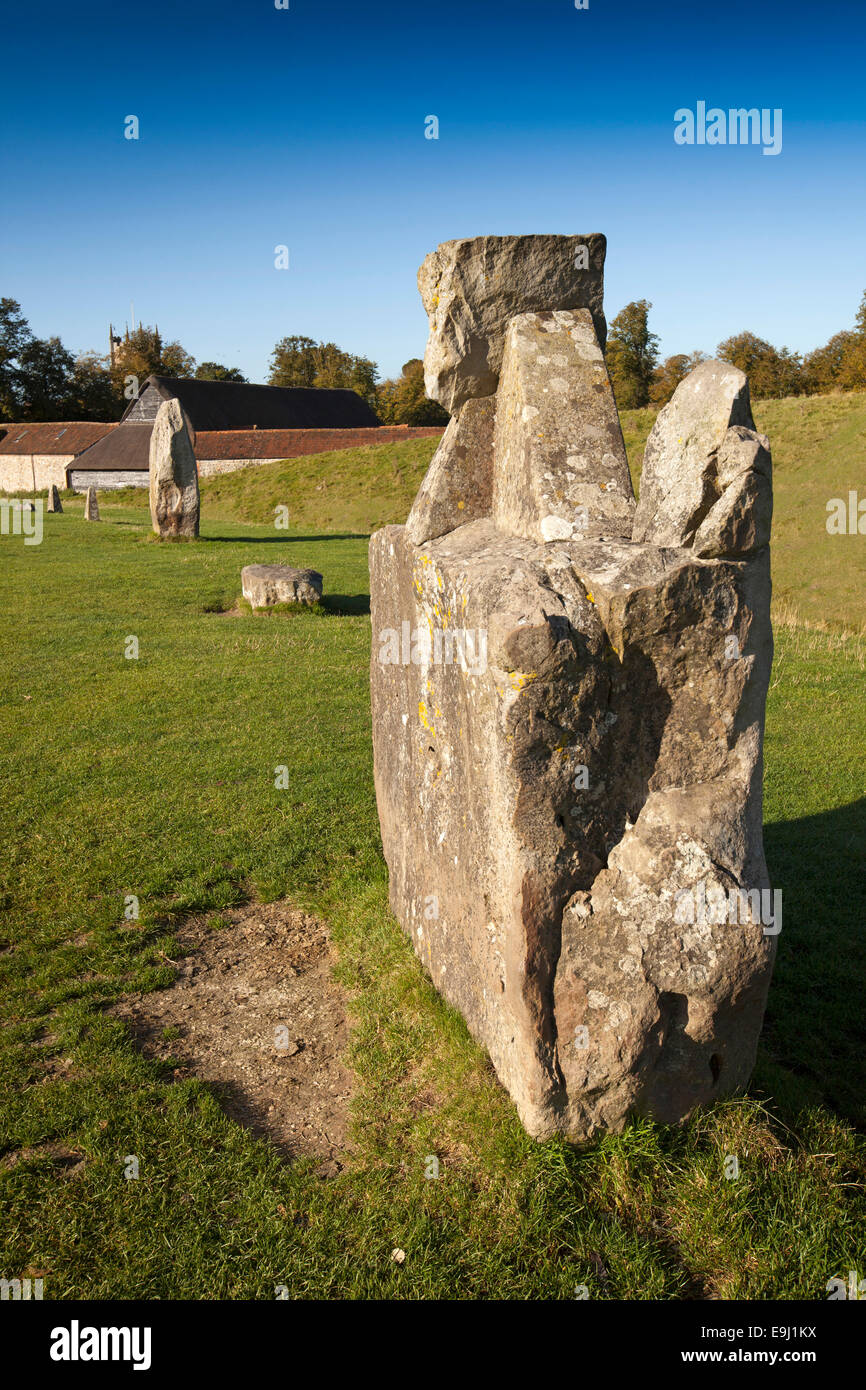 Reino Unido, Inglaterra, Wiltshire, Avebury, piedras en la parte norte del henge principal cerca de la iglesia de la aldea Foto de stock
