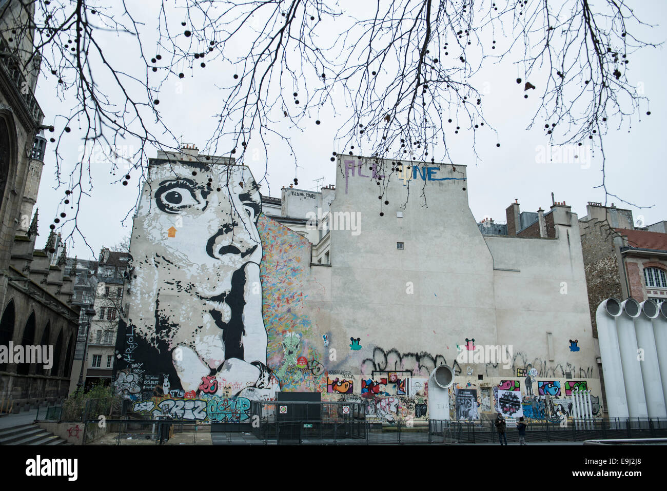 Una gran obra de arte urbano en el lateral de un edificio en parís cerca del centro Pompidou. Foto de stock