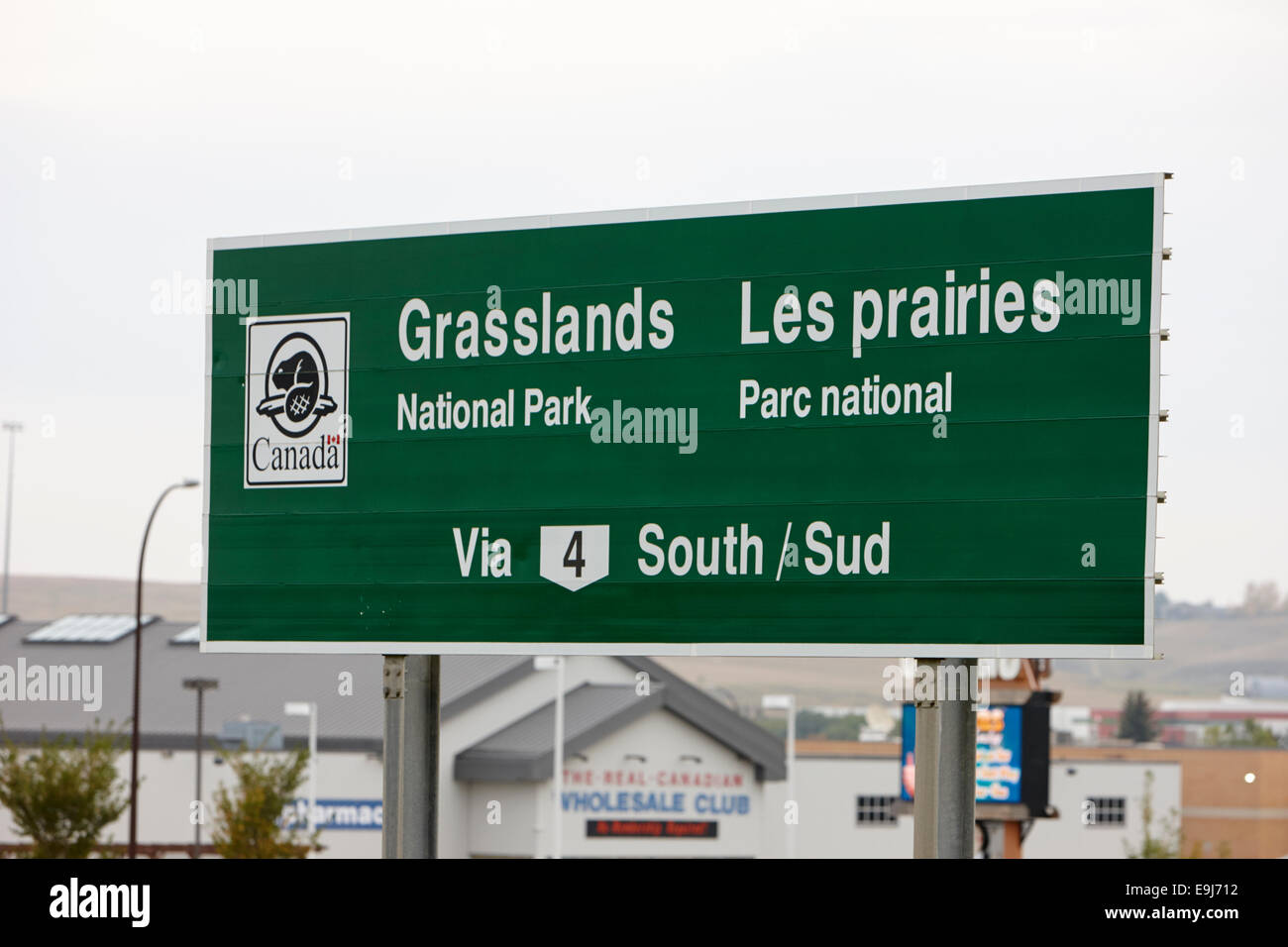 Señal bilingüe para el parque nacional de las praderas de Saskatchewan, Canadá Foto de stock