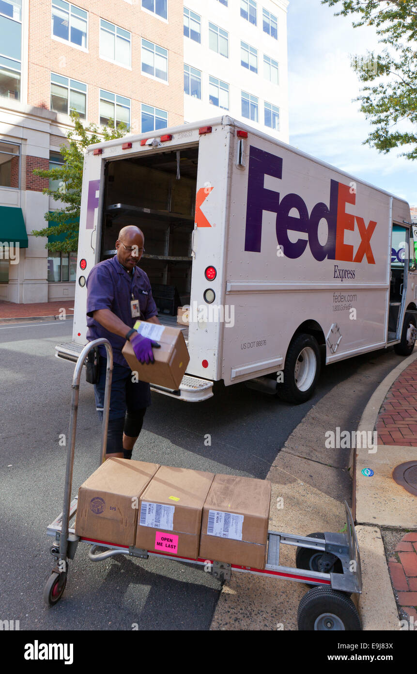 Entrega de FedEx hombre apilar cajas - Alexandria, Virginia, EE.UU. Foto de stock