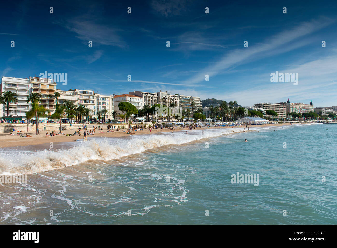 La playa principal en Cannes, al sur de Francia, La Croisette off road. Foto de stock