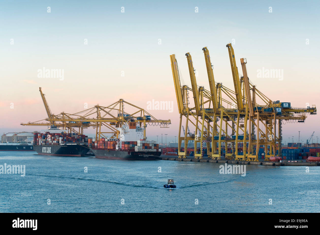 Los buques de carga de importación y exportación, acoplado al puerto marítimo internacional de Barcelona en Barcelona, España. Foto de stock