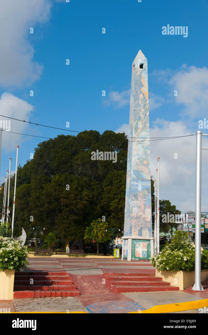 Dominikanische Republik, Osten, La Romana, Obelisco an der Avenida Libertad Foto de stock