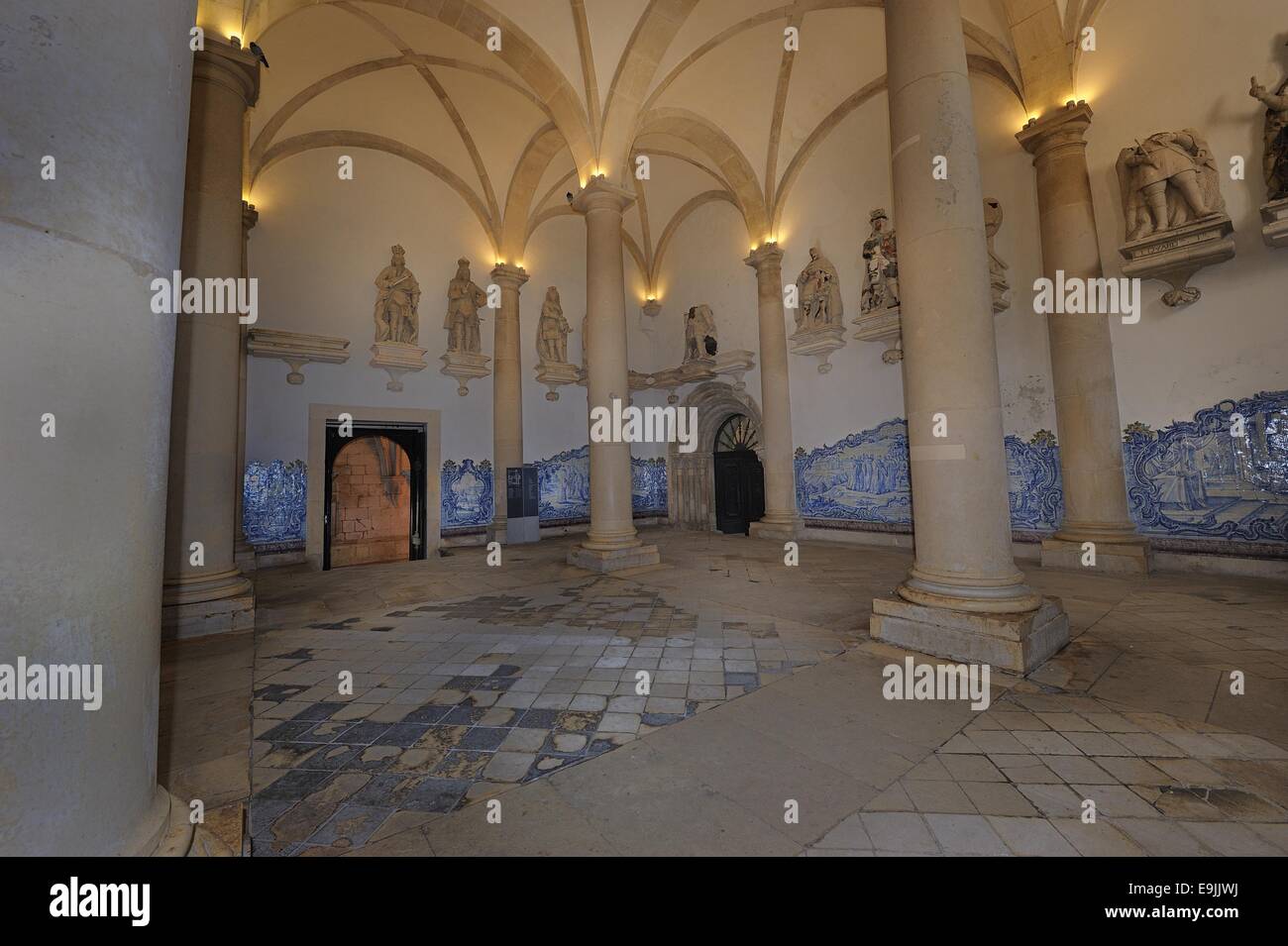 Azulejos y estatuas en la habitación de los Reyes, Monasterio de Alcobaça, Alcobaça, distrito de Leiria, Portugal Foto de stock