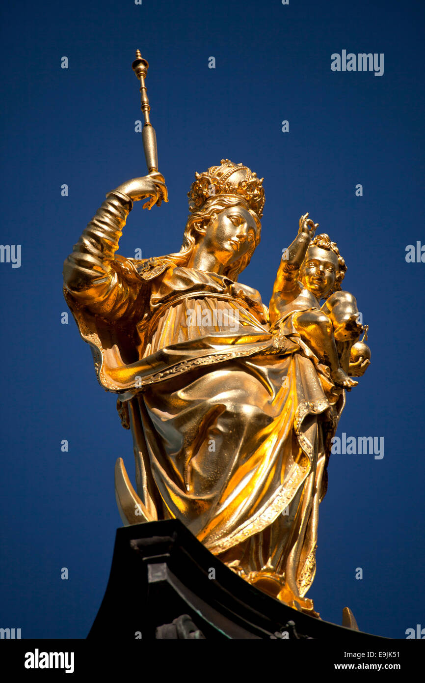 Estatua dorada de la Virgen María, Mariensaeule, columna mariana en la plaza Marienplatz, Munich, la Alta Baviera, Baviera, Alemania Foto de stock