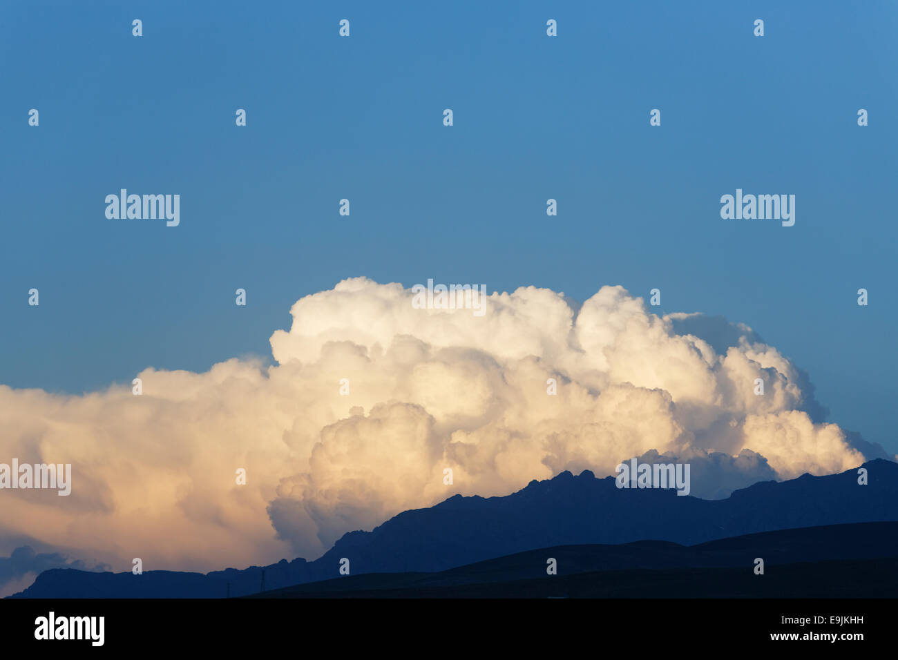 Nubes de tormenta encima de una montaña, Van, provincia de Van, región de Anatolia oriental, en Anatolia, Turquía Foto de stock