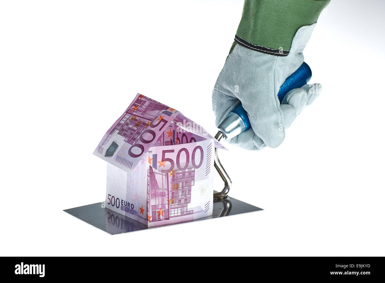 Haus aus 500 Euro Geldscheinen auf einer Arbeiter Kelle Foto de stock