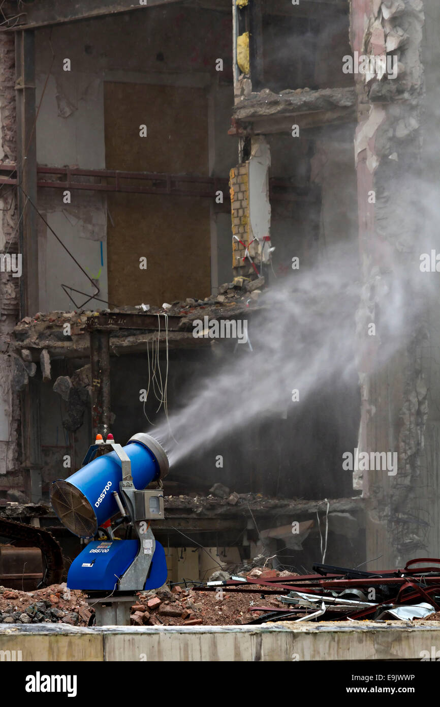 Unidad de supresión del polvo de pulverización de agua de pulverización  Pulverizador de demolición del edificio industrial del sitio Fotografía de  stock - Alamy