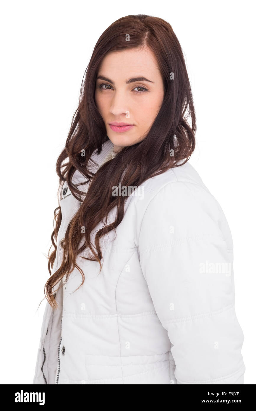 Belleza pelo castaño en bata blanca posando Foto de stock
