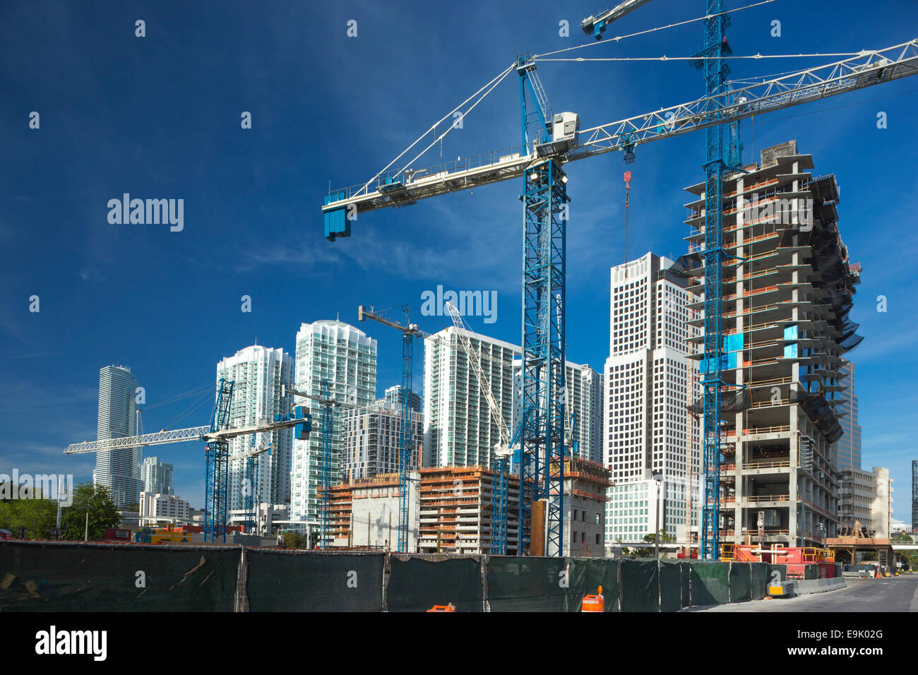Grúas de construcción Brickell Avenue, Miami, Florida, EE.UU. Foto de stock