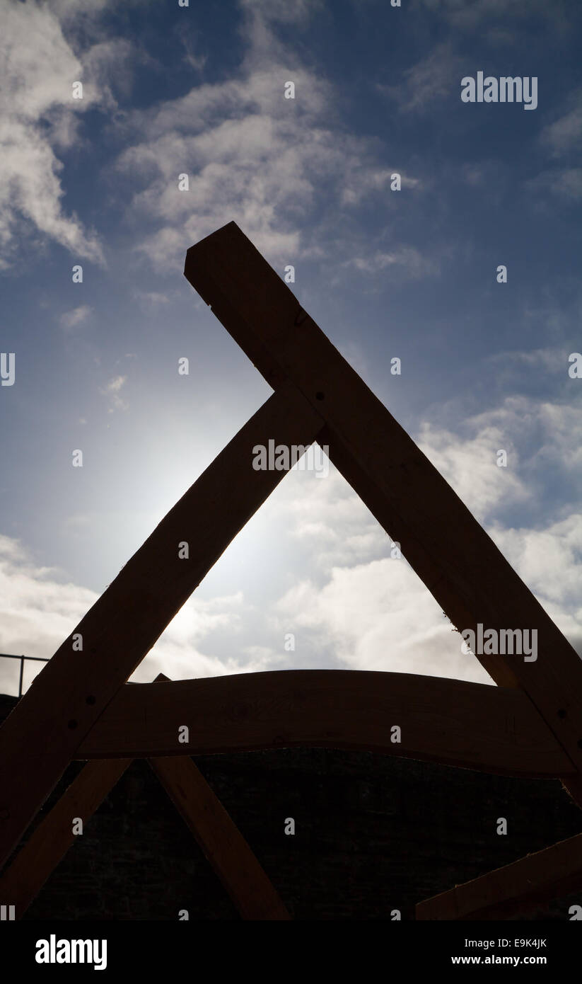 Filmación creativa de detalle de madera tradicional edificio roble cruck bastidor con peg muesca y espiga contra un cielo azul Foto de stock