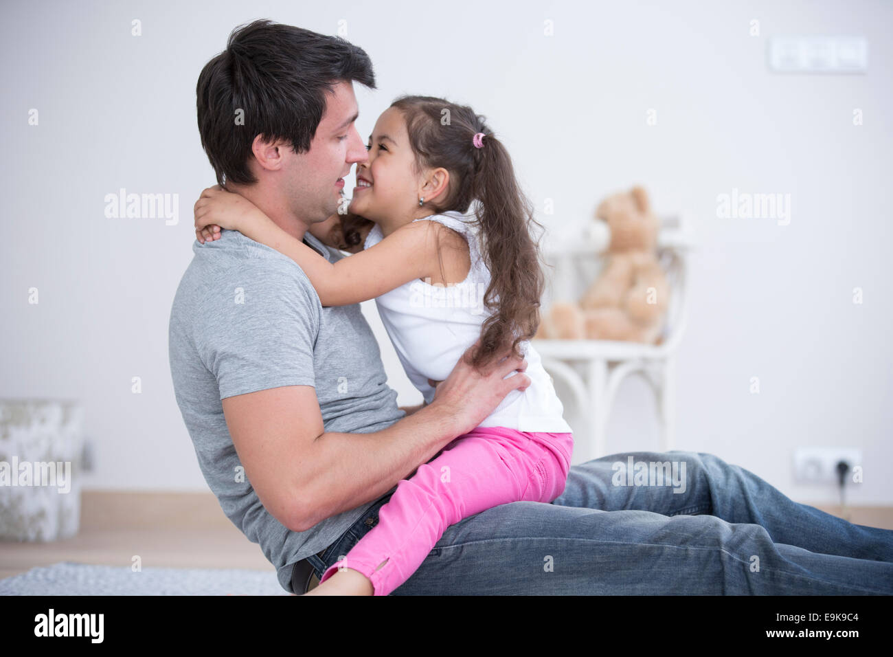 Vista lateral del padre e hija, pasar tiempo de calidad en casa Foto de stock