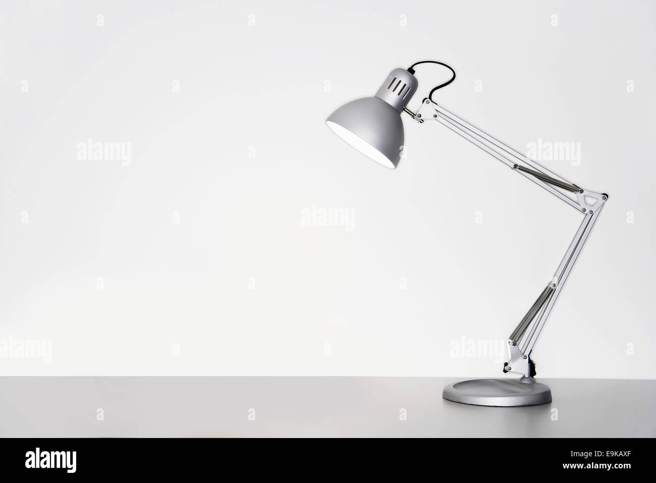 Lámpara de mesa sobre fondo blanco. Foto de stock