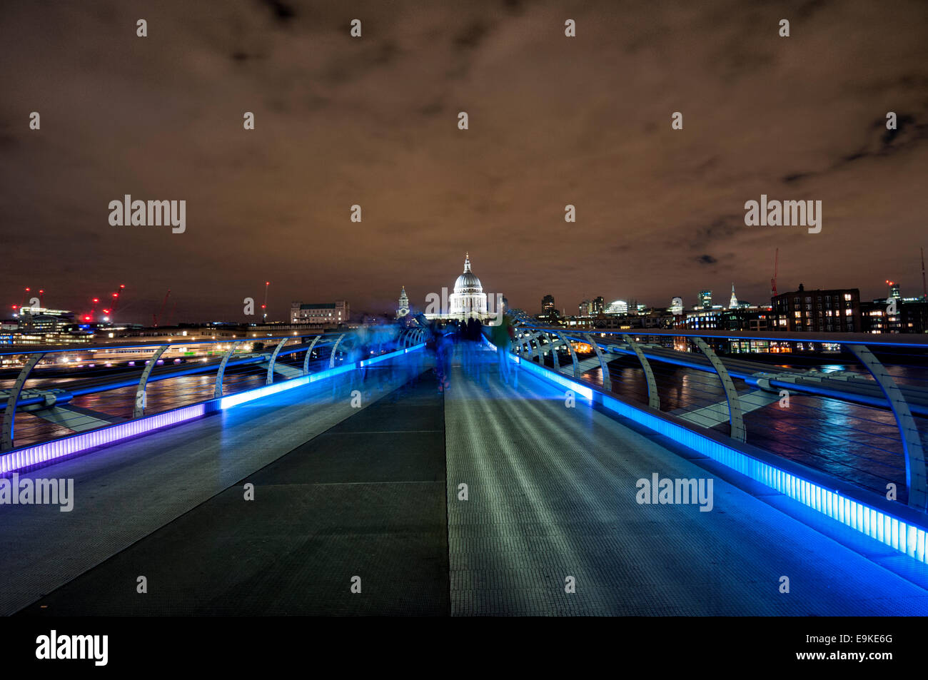 Millennium Bridge de noche Foto de stock